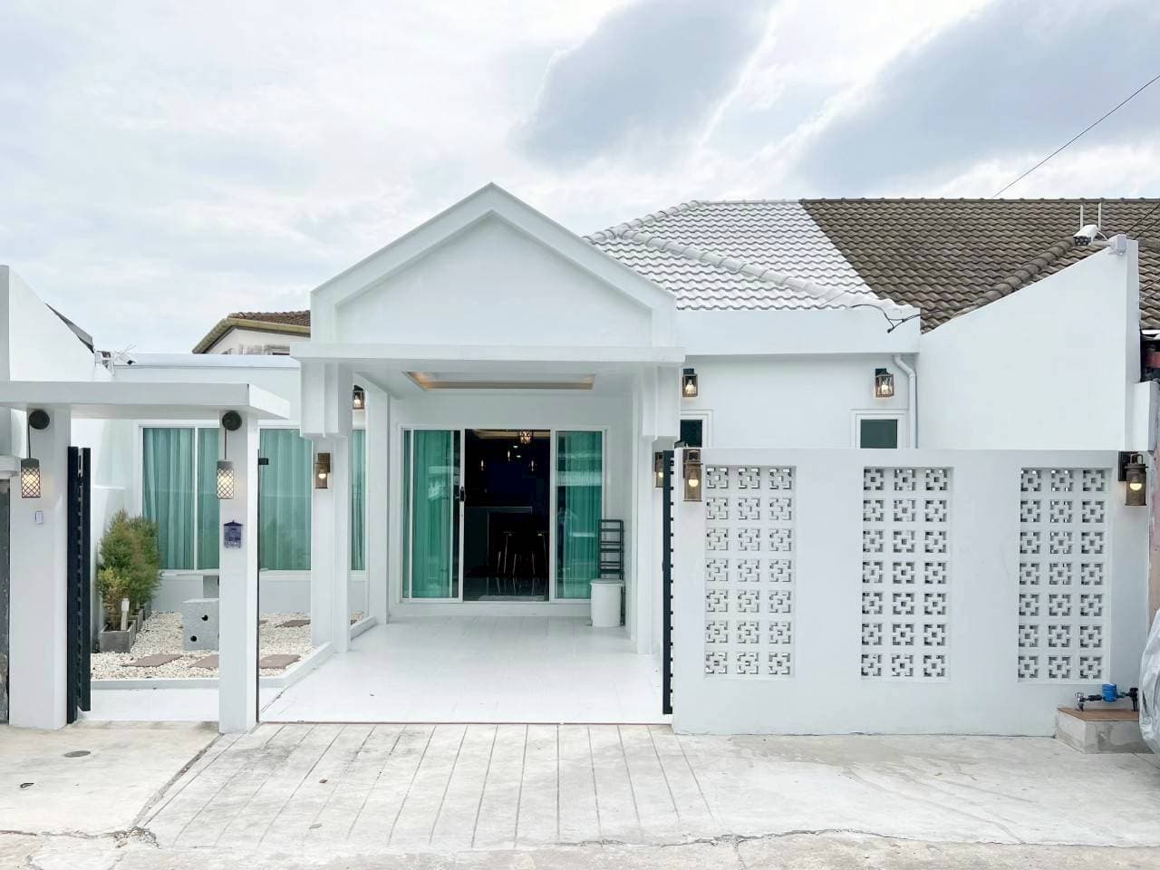 บ้านโซนวิชิตแถววัดเทพ - ตั้งอยู่บนถนนเทพอนุสรณ์